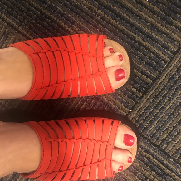 Red open toed sandals - Picture 2 of 2